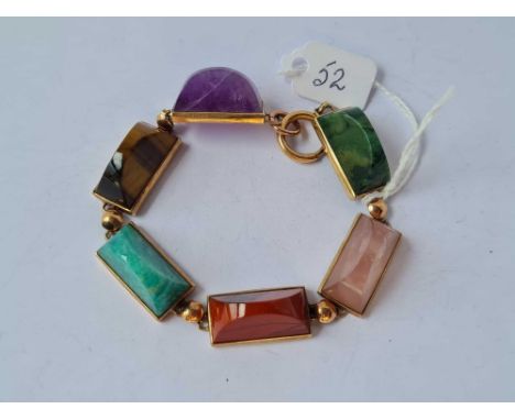 A HIGH CARAT GOLD (TESTED) ROSE AND AMETHYST QUARTZ, TIGERS EYE AND AGATE BRACELET