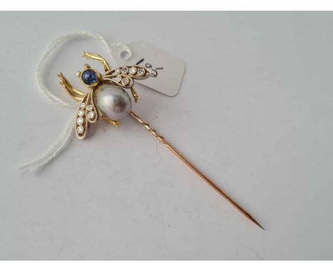 A EXCEPTIONAL LARGE GOLD BEE TOPPED STICK PIN WITH SAPPHIRE DIAMONDS AND PEARL