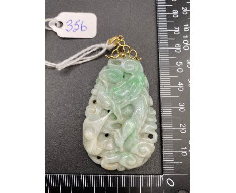 A GOOD CARVED JADE PENDANT DEPICTING A CHINESE DRAGON OR SALAMANDER WITH UNMARKED GOLD BAIL, 50mm x 30mm