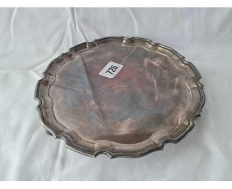 A good plain salver with pie crust rim and three scroll feet, 8" diameter, Sheffield 1970 y R &amp; B, 290g