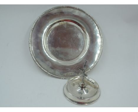 An Edwardian silver saucer of plain circular form having decorative rim, Birmingham 1906, T Wooley, and a small silver ring s