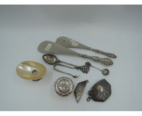 A small selection of HM silver including salt spoon, tea spoon, vesta, shoe horns, lid etc, approx 145g