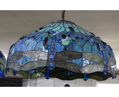 1 large modern Tiffany style hanging light fittings, 50cm across.