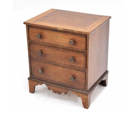 Small mahogany and oak chest of three long graduated drawers, the mahogany top within chequered banding and an oak surround, 