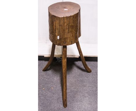 Small table in the shape of a woodblock, tripod legs, height 80cm.