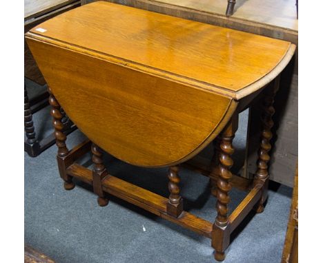 Oak gateleg table, 1930s, oval top with two fall leaves, moulded edge, barley-twist gate legs, at the top 91cm x 120cm, maxim