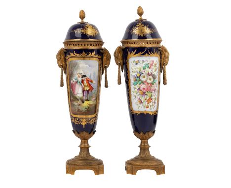 FRANKREICH "Paar Ziervasen im Sévres-Stil" Anfang 20.Jh. Paar Vasen verziert mit galanten Motiven und Blumensträußen, Mittelt