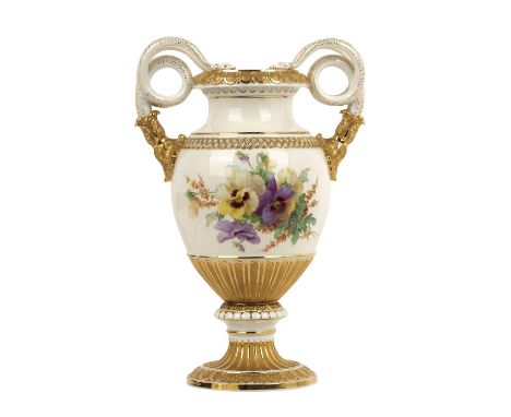 MEISSEN, Große Schlangenhenkelvase mit Blumenbouquet, vor 1924, Entwurf E.A. Leuteritz, gefußter Korpus in ovoider Form mit d