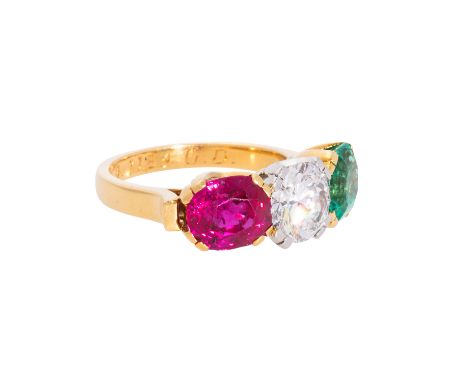 Ring mit Brillant, Smaragd und Rubin, Brillant ca. 1,6 ct, ca. FW-WEISS (G-H)/VS, Smaragd ca. 2 ct im Smaragdschliff, Rubin c