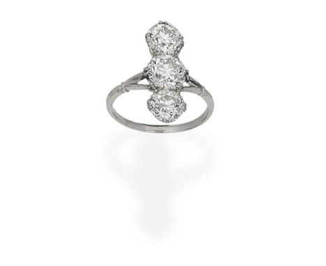 DIAMOND THREE-STONE RINGSet with three old brilliant-cut diamonds, diamonds approx. 2.50cts total,  ring size approx. J½For f