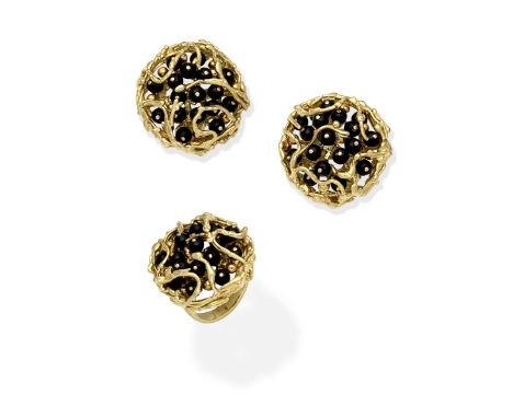 ALAN MARTIN GARD: ONYX-SET RING AND EARRING SUITE, 1975The ring set with a cluster of onyx beads within an 18 carat gold text