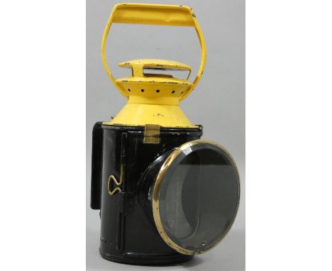 A BR three aspect hand held yellow topped fogging lamp, complete with glasses, vessel and burner, 29 cm. 