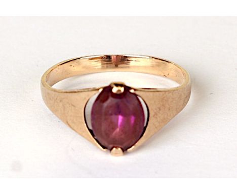 A 9ct gold and amethyst dress ring, approx UK size 'K', 1.3g.