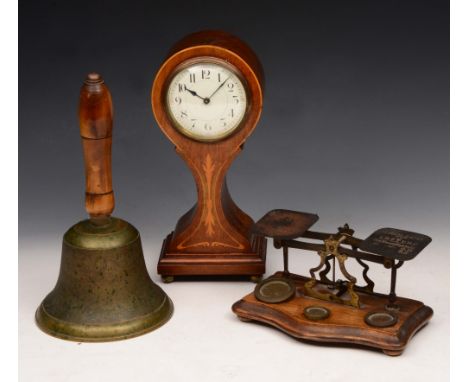 AN EDWARDIAN MAHOGANY AND SATINWOOD INLAID MANTEL CLOCK with circular dial, 28cm high; a set of postal scales and weights; an