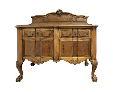 sideboard in Chippendale style in walnut with its marble topDresse in Chippendale-stijl in notelaar en wortelhout met twee de