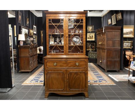 late 18th Cent. Georgian bureau-bookcase in mahogany with certificate Laat achttiende eeuwse Georgian bureau-bookcase in acaj