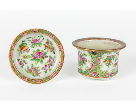 antique Chinese miniature planter with its dish in porcelain with Cantonese decorAntiek Chinees miniatuur jardinière op onder