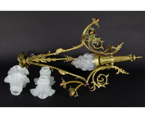 'antique' neoclassical chandelier in gilded bronze'Antieke' luster in gedoreerde brons met een centrale toorts en drie dubbel