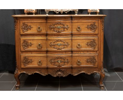 oak chest of drawers with finely sculpted Liège style ornamentationEiken commode met drie laden en met fijn gesculpteerde orn