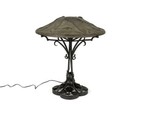 presumably French Art Deco lamp in wrought iron and glassFraaie Art Deco-lamp met voet in smeedijzer versierd met rozenranken