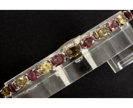 bracelet in white gold (14 carat) with oval cut garnets and light yellow quartzesBracelet met rivièremodel in witgoud (14 kar