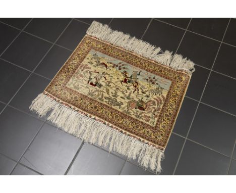 small Sino-Qom in silk with a Persian hunting sceneKleine door de knoper gesigneerde Sino-Ghoum in zijde op zijde met een Per