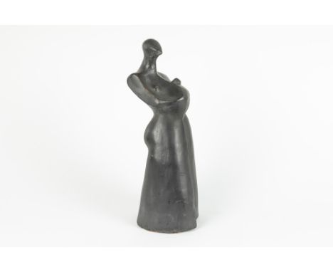 20th Cent. ceramic sculpture in earthenware 20°eeuwse sculptuur in keramiek met de gestileerde voorstelling van moeder en kin