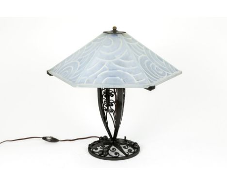 P. d'Avesn France signed Art Deco lamp with base in wrought iron and shade in satin glass P. D'AVESN - FRANCE fraaie Art Deco