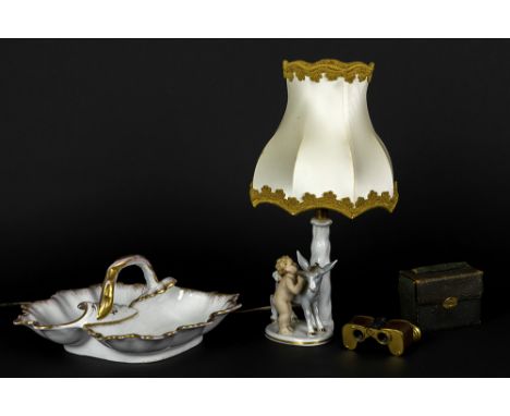 lot (3) with a dish in porcelain from Brussels, antique opera glasses and a lamp with a porcelain baseLot (3) van een koekjes