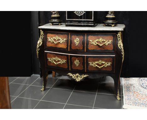 'antique' Louis XV style chest of drawers in marquetry with mountings in gilded bronze and with a marble top'Antieke' Lodewij
