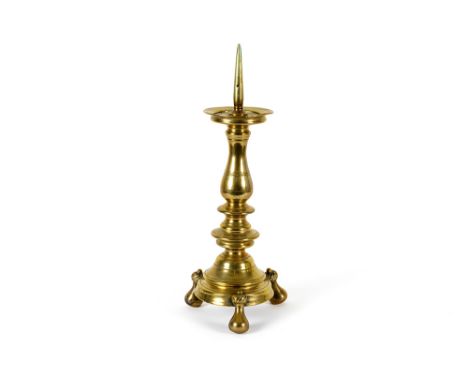 17th Cent. candlestick with quite special feet in bronzeZeventiende eeuwse zgn penkandelaar op vrij speciale voetjes in brons