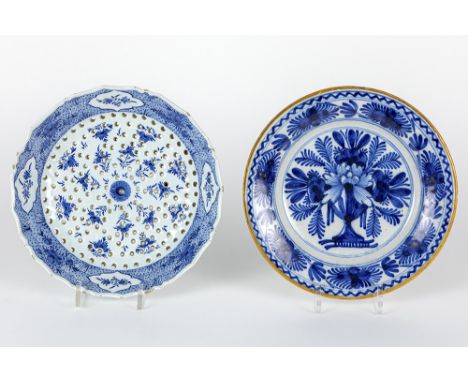 18th Cent. dish and strainer in ceramic from Delft with blue-white decorsLot (2) achttiende eeuwse faïence van Delft met blau