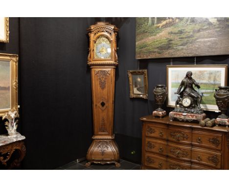 'antique' longcase clock with its Louis XVI style case in carved wood'Antieke' staande klok met mooie eiken kast in Lodewijk 