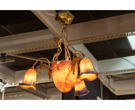 illegibly marked Art Deco chandelier with its bowl in pâte de verre and gilded bronze mounting Onleesbaar gemerkte Art Deco-l