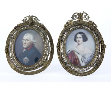 two antique oval portrait miniatures (lady and man)Twee antieke ovale miniaturen met een portret van een edeldame en een port