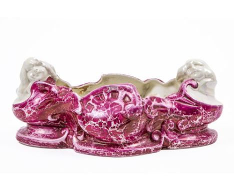Art Nouveau centerpiece in "Nimy" marked ceramic Art Nouveau-milieu de table in faience, gemerkt "Nimy", versierd met twee ki