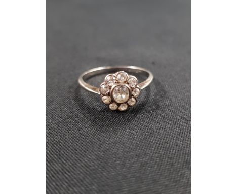 18 CARAT GOLD AND DIAMOND CLUSTER RING 