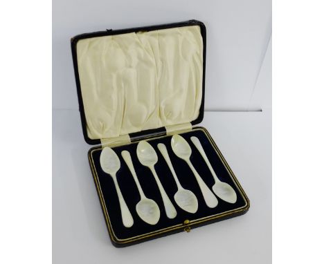 A cased set of six mother of pearl teaspoons (6) 