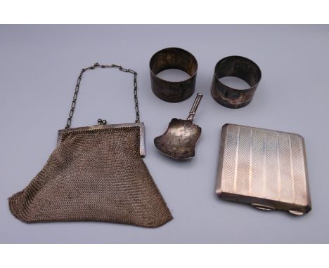 A silver compact, two silver napkin rings, a mesh purse and part of a caddy spoon. 177 grammes total weight.