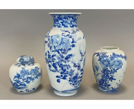 Drei blau-weiße Vasen mit Blumendekor. China. Um 1900.Circa bis 26 cm hoch. Eine kleine Deckelvase zeigt einen blauen Stempel