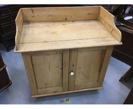 Victorian pine washstand with ledge back and panelled doors with ceramic handle, 88 x 84 x 52cm