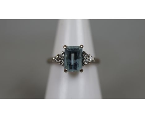 18ct white gold diamond and aquamarine ring - Size M. This ring weighs approximately 4.4 grams. This lot is in good condition
