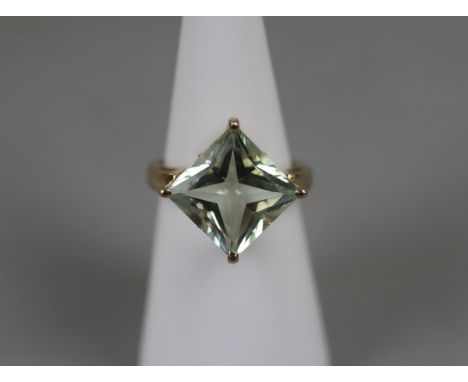 9ct gold topaz set ring - Size K 