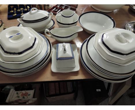 A vintage dinner service un marked and un named