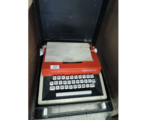 A retro Petite de luxe typewriter in hard case