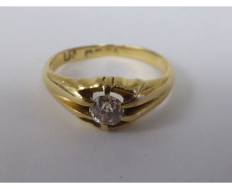 An 18ct gold gentleman's diamond set gypsy ring 
