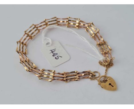 A three tier gate bracelet 9ct 3 gms 
