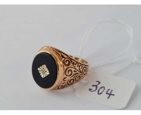 A vintage onyx and diamond ring 9ct size Q - 5.4 gms 