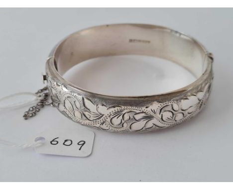 A scroll engraved silver hinged bangle 26.4g