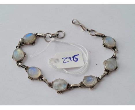 A vintage silver moonstone bracelet 8 inches long - 10 gms 